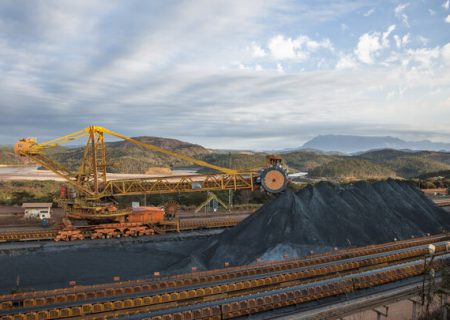 عدم ممنوعیت صادرات سنگ آهن به تولید فولاد کشور آسیب می زند