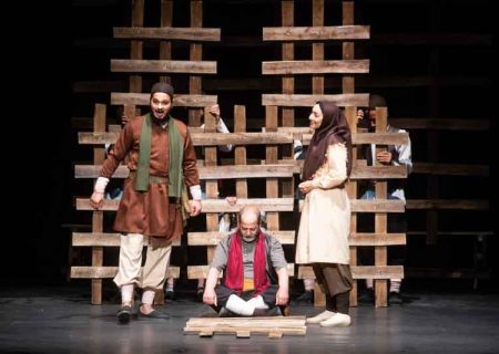 نمایش «بیداری به وقت خون» به نویسندگی و کارگردانی احسان جانمی در تالار هنر به روی صحنه رفت.