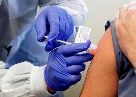 تزریق واکسن کرونا به پیرترین مرد ایرانی