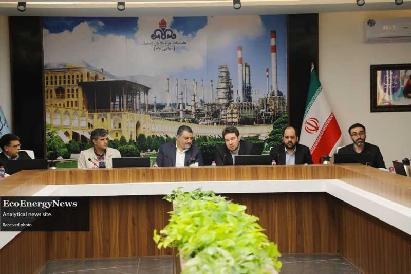 طرح های گوگرد زدایی از گازوییل و مازوت توسط وزارت نفت با سرعت پیگیری شود / تولید گازوییل سبز در پالایشگاه اصفهان خبر مسرت بخشی است