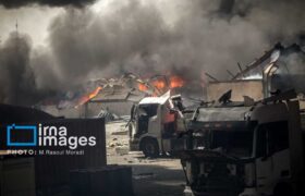 بندر شهید رجایی بندرعباس طعمه حریق شد/ آمار مصدومین فوتی ها رو به افزایش است/ نهادهای امداد رسان در تلاش برای خاموش کردن آتش + عکس